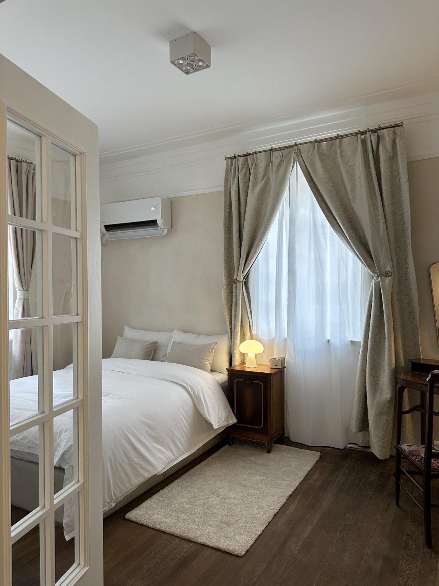 Hills& Art 15 - Near Line 1 & 7 Changshu Road Metro *